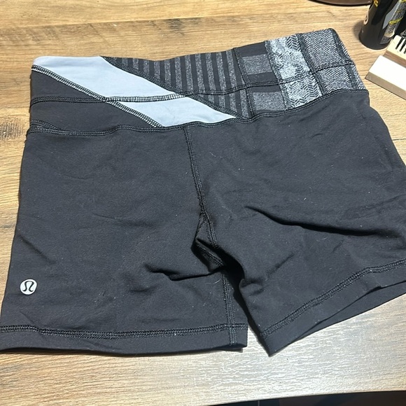 Lululemon shorts reversible - Picture 1 of 3